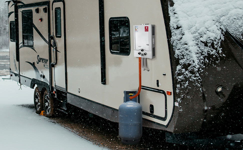 un réservoir d'essence est fixé sur le côté d'un camping-car.