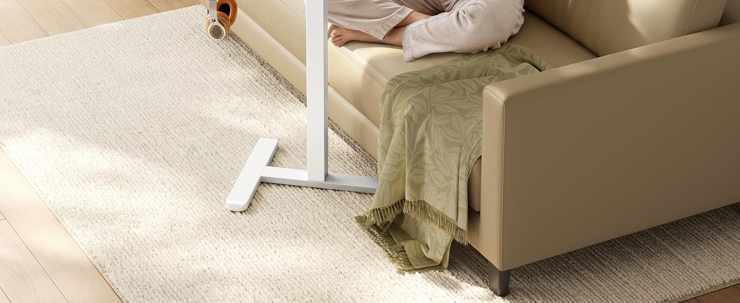 Mueble tapizado en color beige que se muestra parcialmente debajo de la cama con un colchón blanco, lo que demuestra la ubicación de almacenamiento debajo de la cama y el tono neutro de la tela.