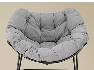Cojín de silla acolchado gris con un diseño acolchado profundo y patas de estructura de metal negro, vista desde arriba sobre fondo beige.