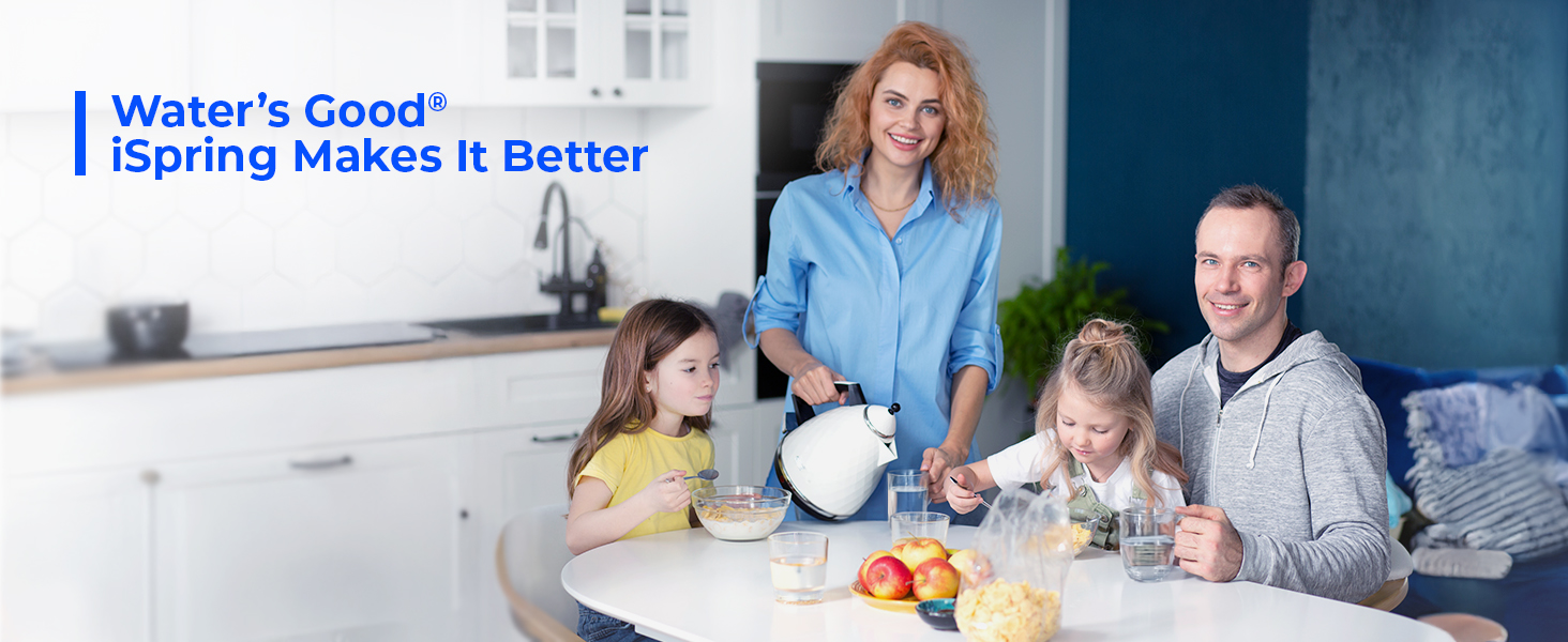 Famiglia di quattro persone in cucina, adulti che versano l'acqua dalla brocca nei bicchieri. Testo sovrapposto «Water's Good» e «Spring Makes It Better».