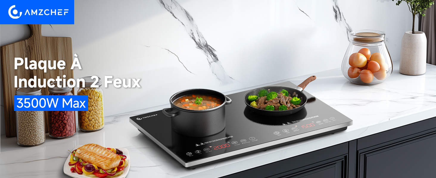 Table de cuisson à induction double avec deux casseroles en cours d'utilisation. Surface en verre noir avec commandes tactiles. Affiche une puissance maximale de 3 500 W. Montré sur un comptoir en marbre blanc avec des produits alimentaires à proximité
