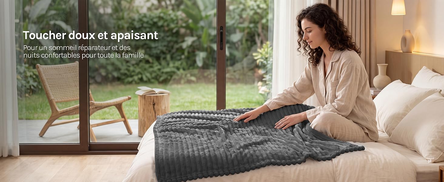 Le texte se lit comme suit : « Tischtuch Box ist spülsicher Mit hoher Vielseitigkeit ». Image à panneau divisé montrant un coin salon extérieur avec une fenêtre et une personne utilisant un produit textile gris sur son lit.