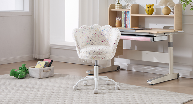 Serie de imágenes que muestran muebles modernos blancos, incluidos escritorios y sillas, en un entorno interior minimalista con iluminación natural.