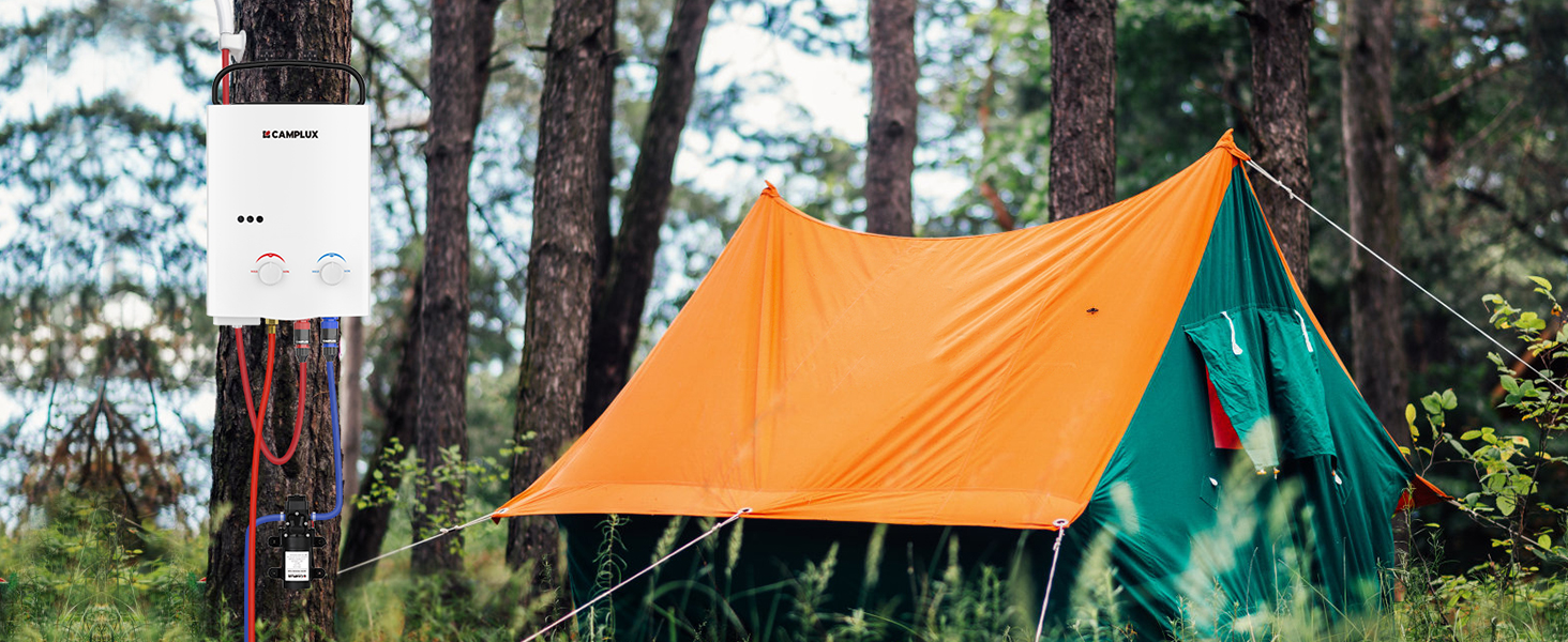 orange et bleu sarcelle installée dans une forêt. Forme rectangulaire avec haubans attachés aux arbres, offrant un abri dans une zone boisée.