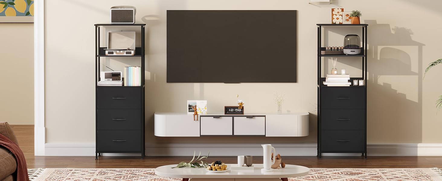 Intérieur de salon moderne comprenant deux unités de rangement noires flanquant une télévision murale, avec des objets de décoration et des meubles disposés symétriquement