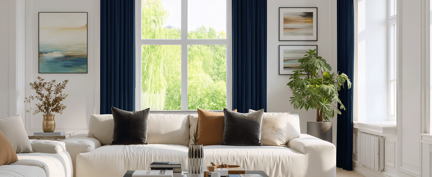 L'intérieur du salon moderne comprend un canapé sectionnel beige. des rideaux gris et de grandes fenêtres avec éclairage naturel.
