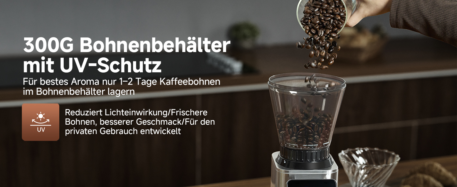 Text lautet: „300G Bohnenbehälter mit UV-Schutz“ und Produktdetails zum Kaffeebohnenbehälter. Kaffeebohnen werden in einen Glasbehälter gegossen, wodurch die Funktion zur Aufbewahrung von Bohnen mit einem Fassungsvermögen von 300 g und UV-Schutz demonstriert wird.