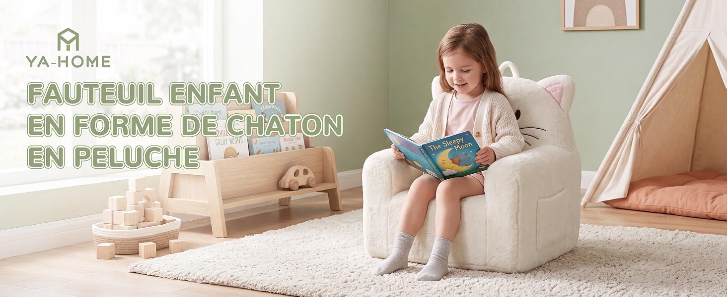 Le texte se lit comme suit : « VA-HOME », « FAUTEUIL ENFANT », « EN FORME DE CARION », « EN PELUCHE ». Enfant assis sur un fauteuil en peluche en forme de personnage dans le salon avec des jouets et des meubles.