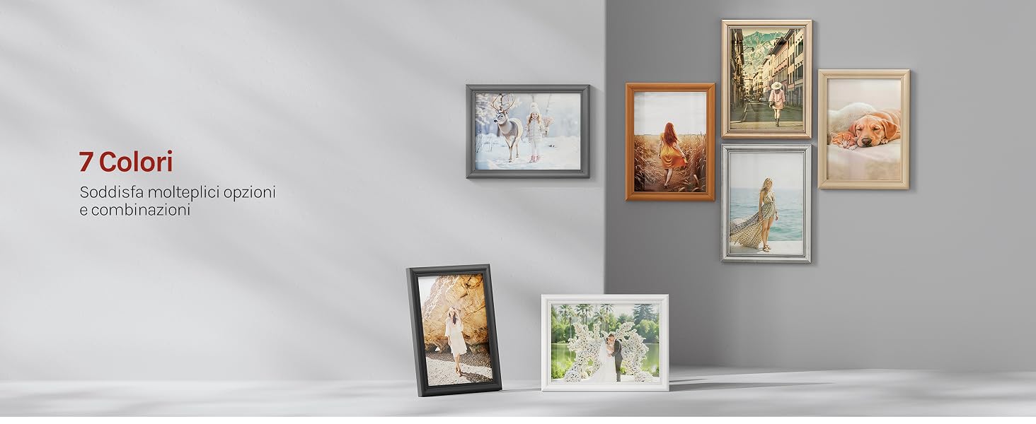 Il testo recita «7 gadget: la tua casa intelligente». Espositore da parete che mostra sette immagini incorniciate di varie dimensioni disposte su una parete grigia, con fotografie di casa e di famiglia in vari stili di cornice.