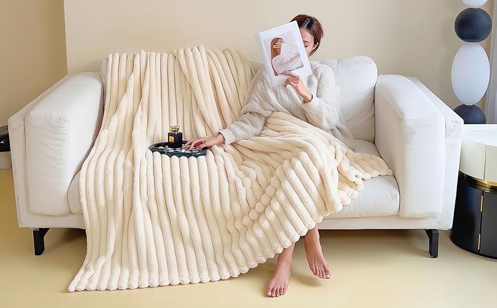una mujer sentada en un sofá leyendo un libro