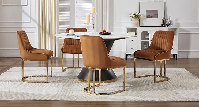 Chaises de salle à manger modernes en revêtement brun cognac avec capitonnage à canaux, montées sur des bases circulaires dorées. Plusieurs vues montrant le positionnement et la conception de la chaise.