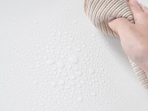 Vista ravvicinata di una superficie o tessuto strutturato beige chiaro con un sottile motivo a increspature visibile