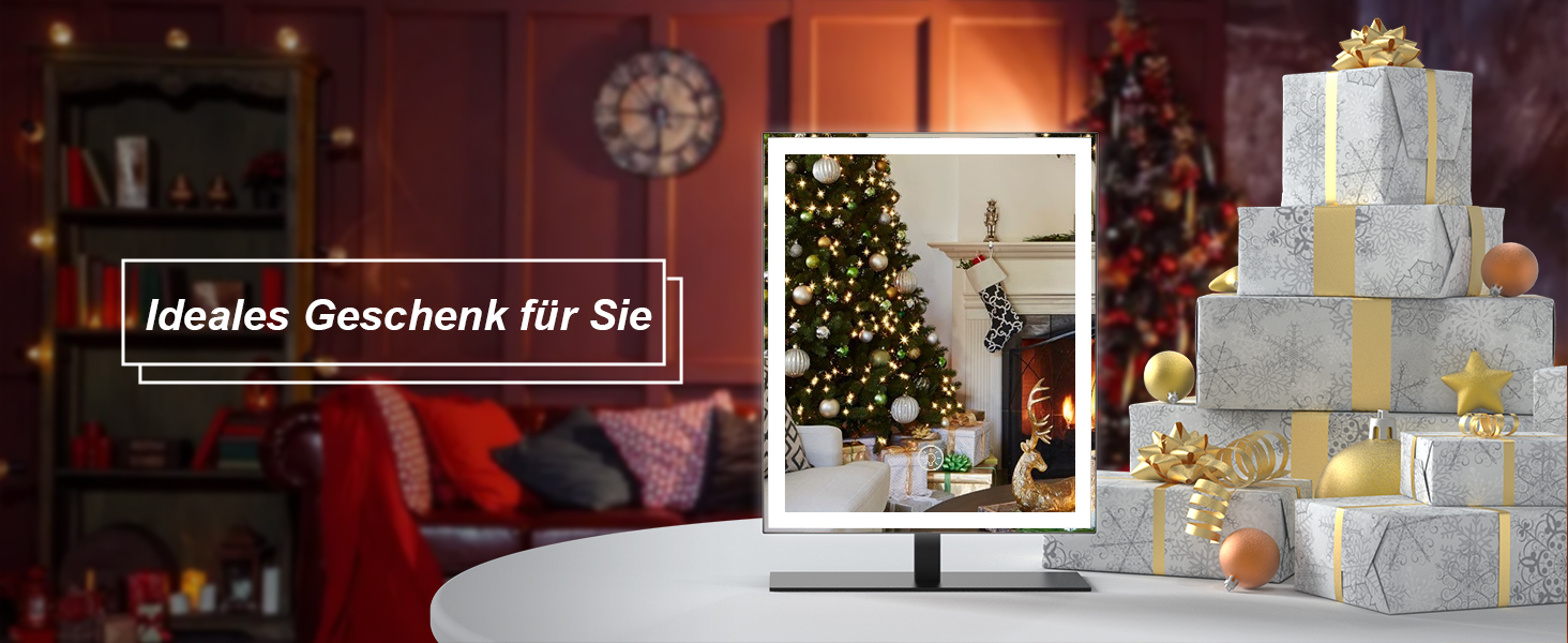 Weihnachtsgeschenkdisplay mit weiß verpackten Geschenken, die in Pyramidenform gestapelt sind, mit gerahmtem Weihnachtsbaumfoto im Hintergrund