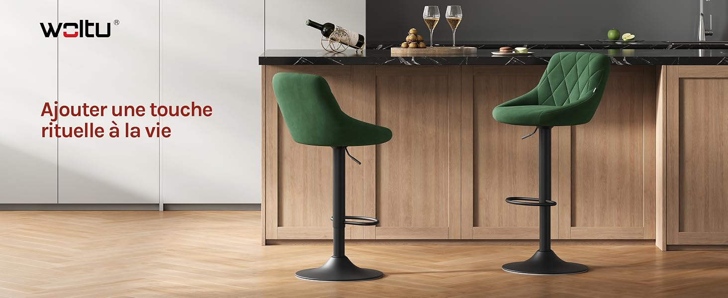 Le texte se lit comme suit : « Ajouter une touche rituelle à la vie ». Intérieur de cuisine moderne avec armoires en bois et tabourets de bar verts.