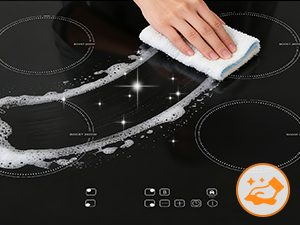 Le smartphone est nettoyé avec un chiffon blanc contre une surface noire avec des éclaboussures d'eau. L'appareil affiche une icône circulaire orange dans un coin, illustrée par les boutons de l'interface de commande situés sous l'écran.