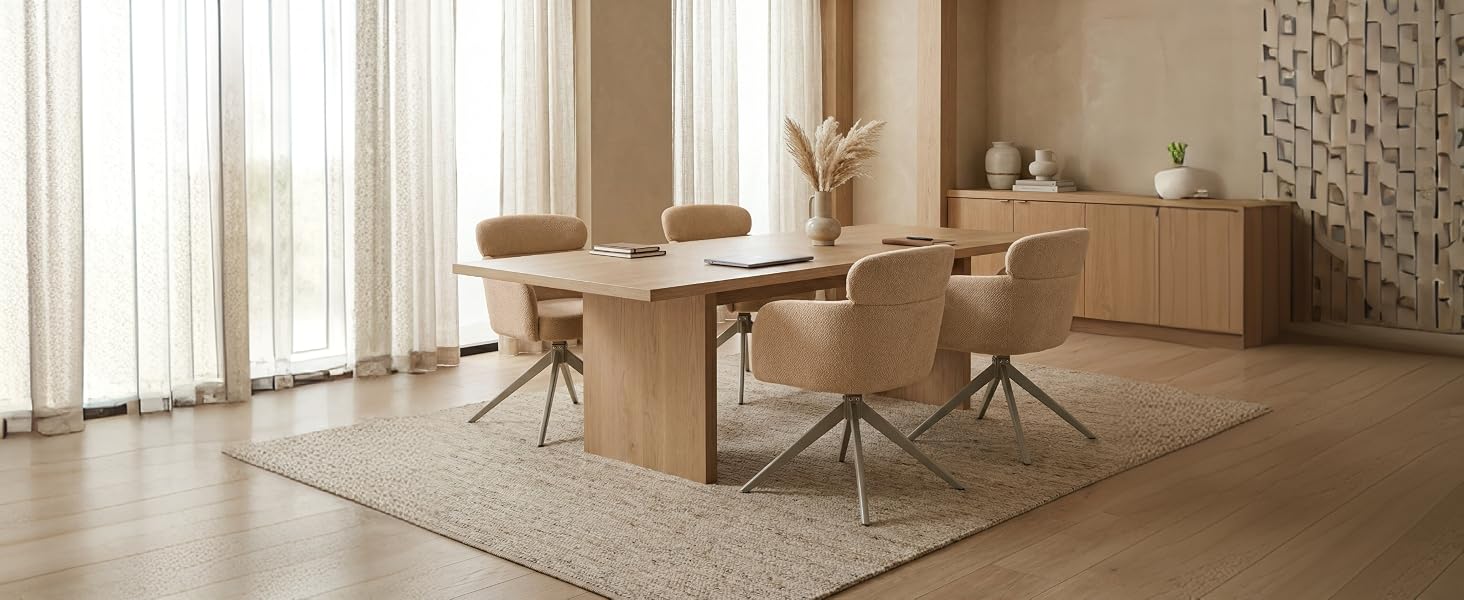 Intérieur minimaliste moderne avec des meubles beiges et beige, y compris des chaises et une table en bois, des rideaux blancs et une décoration aux couleurs neutres dans un cadre de bureau à domicile contemporain.