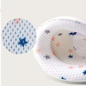 Gros plan d'un tissu texturé avec des motifs d'étoiles bleues et roses sur fond blanc