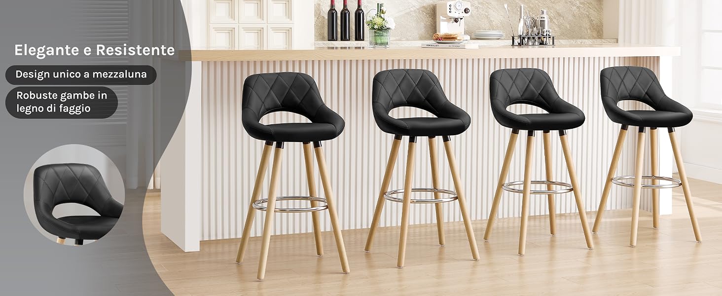 Set di quattro moderni sgabelli da bar imbottiti neri con schienali curvi e gambe in legno. Gli sgabelli sono presentati in un ambiente da cucina con