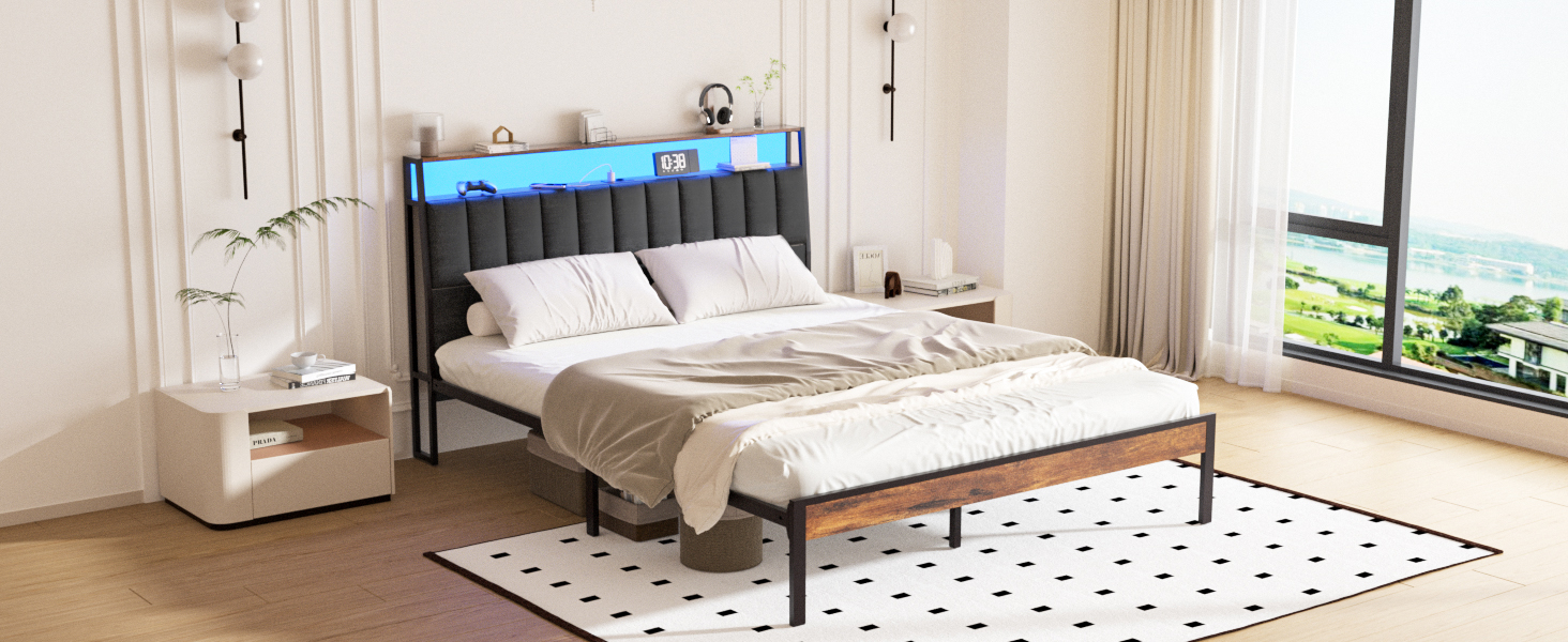Série de scènes intérieures de chambres à coucher montrant des meubles blancs minimalistes, y compris des tables de chevet et des tables d'appoint, dans un espace lumineux et naturellement éclairé avec de grandes fenêtres.