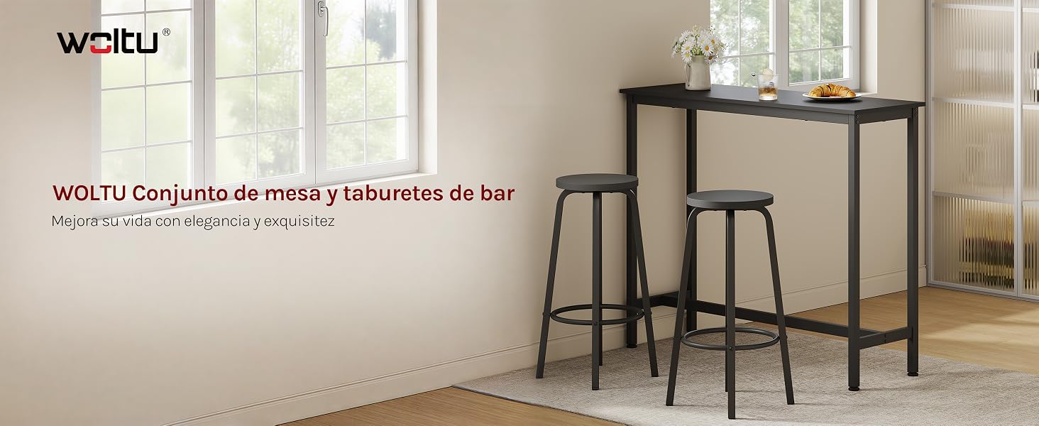 El texto dice «WOLTU», «WOLTU Conjuntos de mesa y taburetes de bar». Moderna mesa de bar de metal negro con reposapiés y dos taburetes negros altos a juego en un ambiente interior minimalista con grandes ventanales.