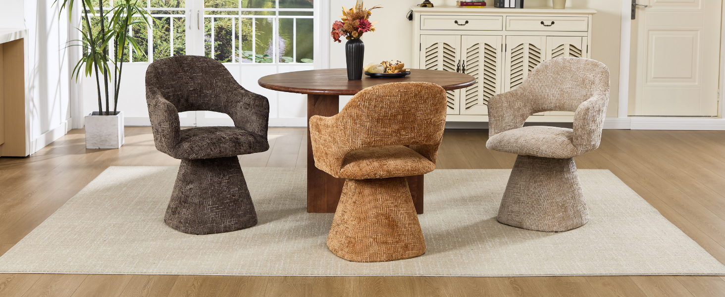 Ambiente interno della stanza che mostra molteplici comodi posti a sedere su moquette beige. Ampio angolo di visione dello spazio abitativo arredato.