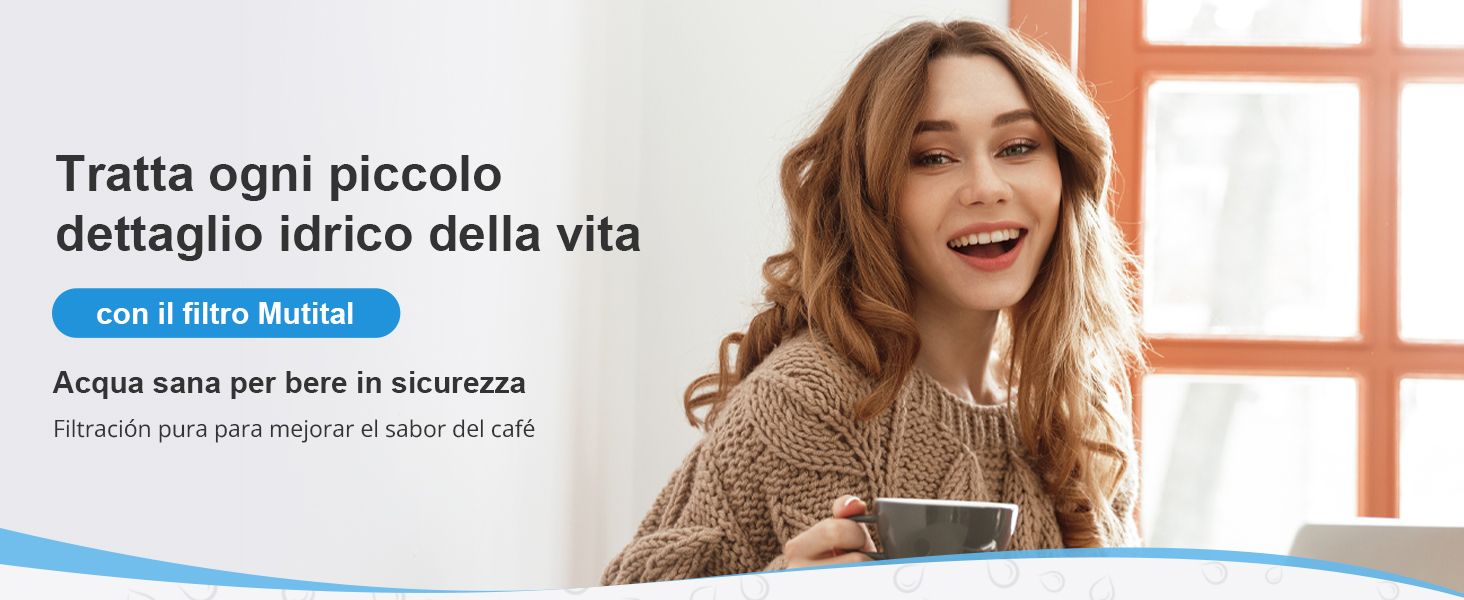 Donna con in mano una tazza, sorridente vicino a una finestra. Il testo menziona il filtro per l'acqua per bere in sicurezza. Tasto blu con 'filtro Mutital'