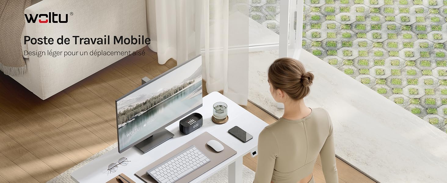 Le texte se lit comme suit : « Wailu ». Plusieurs vues d'une configuration de bureau à domicile moderne montrant un bureau, un clavier, un écran et une chaise contre un mur tapissé dans une pièce lumineuse et bien éclairée.