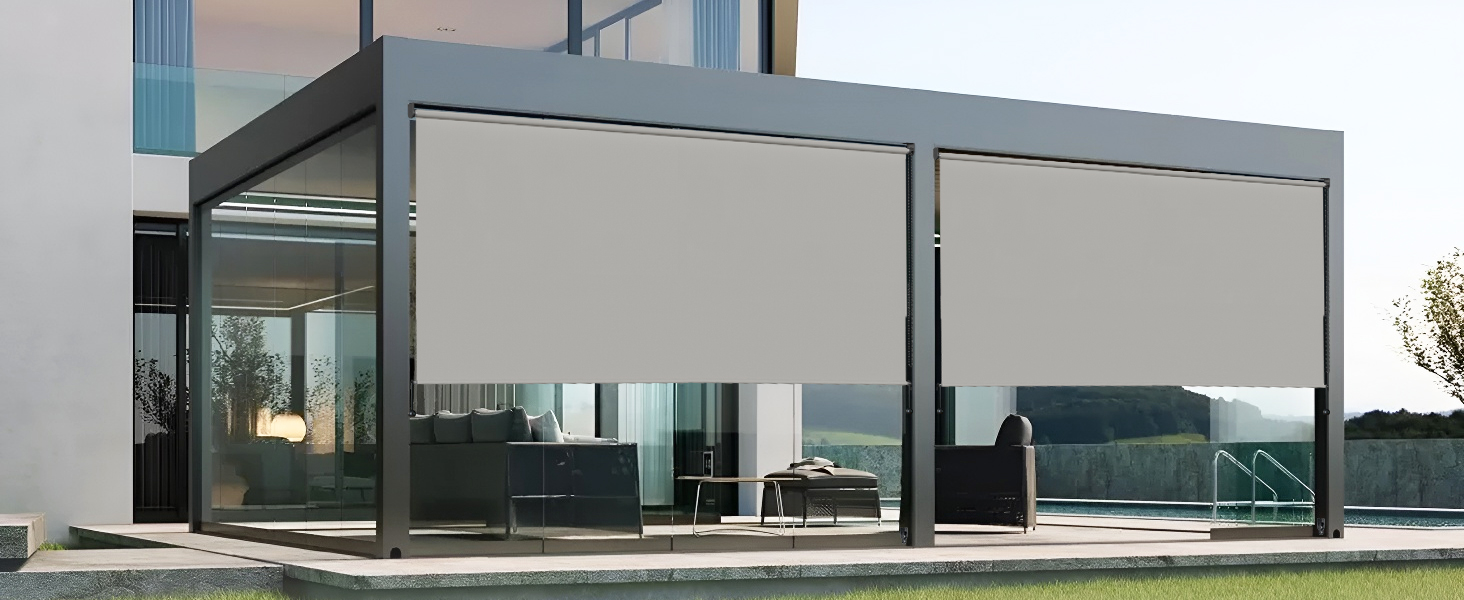 Vue extérieure architecturale moderne d'un immeuble commercial ou de bureaux avec façade en verre et en métal, photographiée pendant la journée.