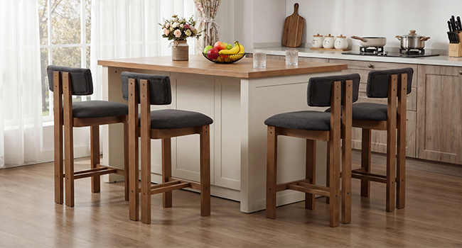 Immagini progressive che mostrano un set da pranzo in legno con sedie imbottite scure in un ambiente da cucina moderno. Il set include tavolo e sedie multiple con sedili imbottiti.