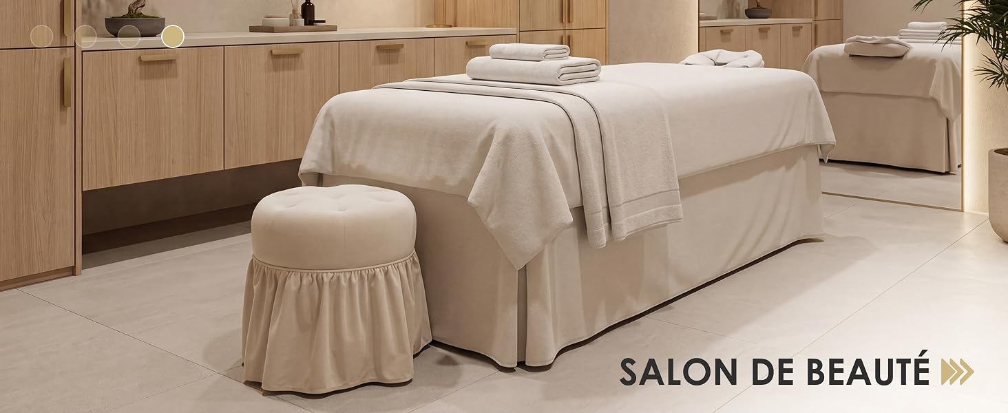 Le texte indique « SALON DE BEAUTÉ ». Lit rembourré beige avec coussins décoratifs et mobilier de chambre assorti dans un décor de chambre de luxe aux tons neutres.