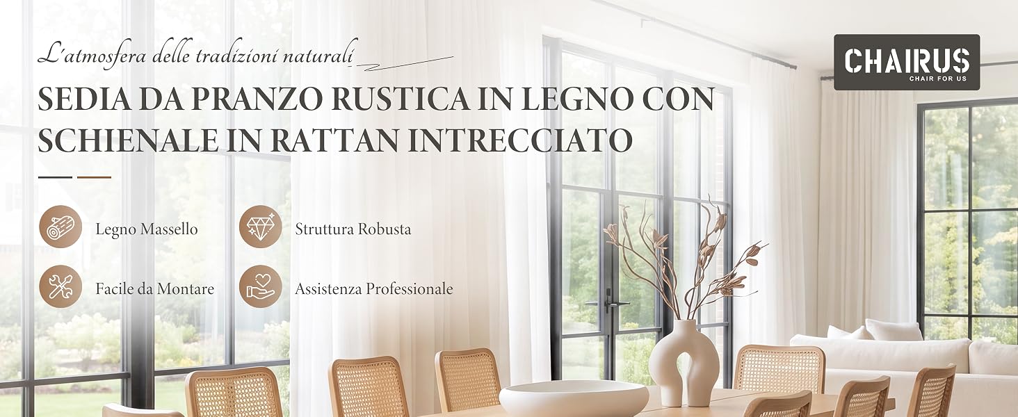 Il testo recita 'SCEGLI LA PENSO RUSTICA IN LEGNO CON SCHIENALE IN RATTAN INTRECCIATO' e 'CHARME'. Vetrina interna del soggiorno con sedie in legno con schienali intrecciati in rattan, arredi neutri e finestre luminose.