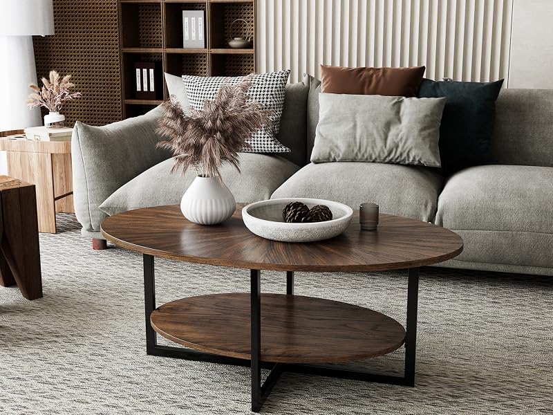 Ovaler Couchtisch aus Holz mit zweistöckigem Design und Metallrahmen. Vor einem grauen Sofa in einem modernen Wohnzimmer mit dekorativen Kissen und Regalen platziert