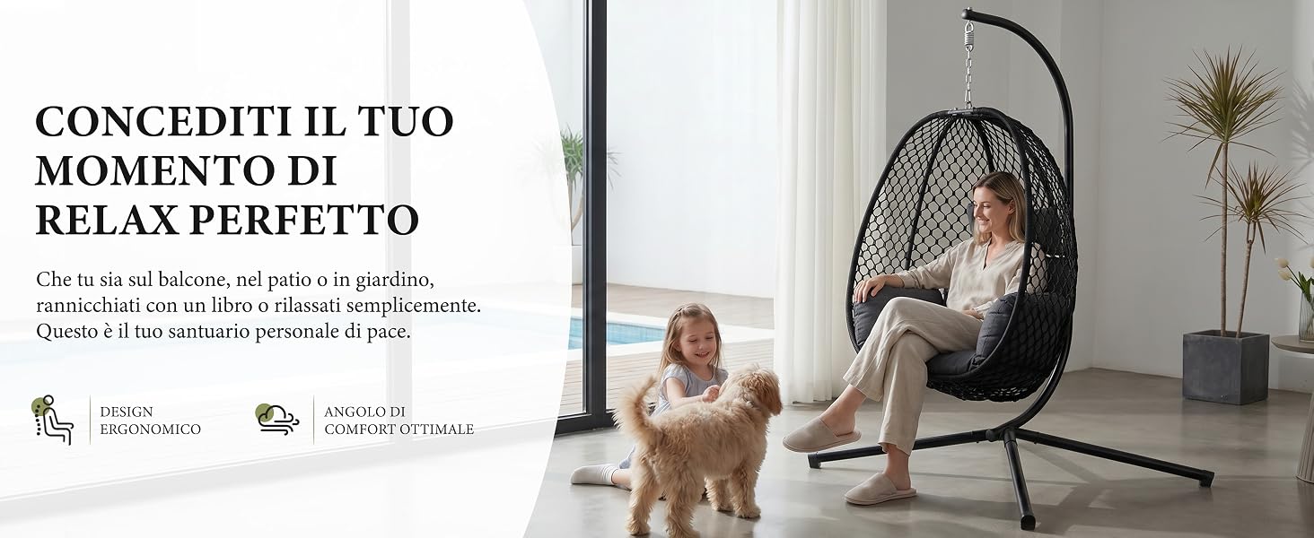 Il testo recita «CONCEDITI IL TUO MOMENTO DI RELAX PERFETTO» e «Che si tratti di relax, un primo o quando, creare uno spazio consono alle tue necessità». Sedia a uovo sospesa nera con struttura in metallo, donna e cane di piccola taglia in interni moderni e minimalisti.