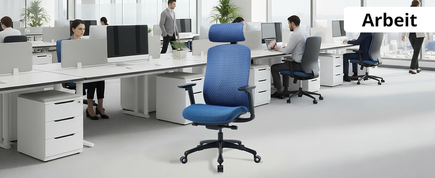 Der Text lautet „Arbeit“. Moderner Büroarbeitsplatz mit mehreren Schreibtischen, Computermonitoren und blauen Bürostühlen in einer sauberen, gut beleuchteten Umgebung.
