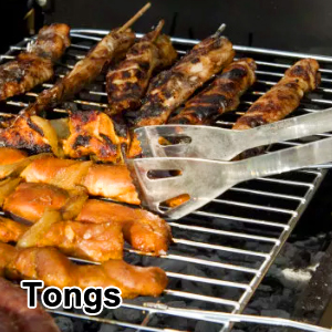 Pinces en métal qui saisissent la viande grillée sur un barbecue. Des saucisses ou des brochettes grillées sont visibles sur la grille supérieure du gril, avec des morceaux de poulet en dessous
