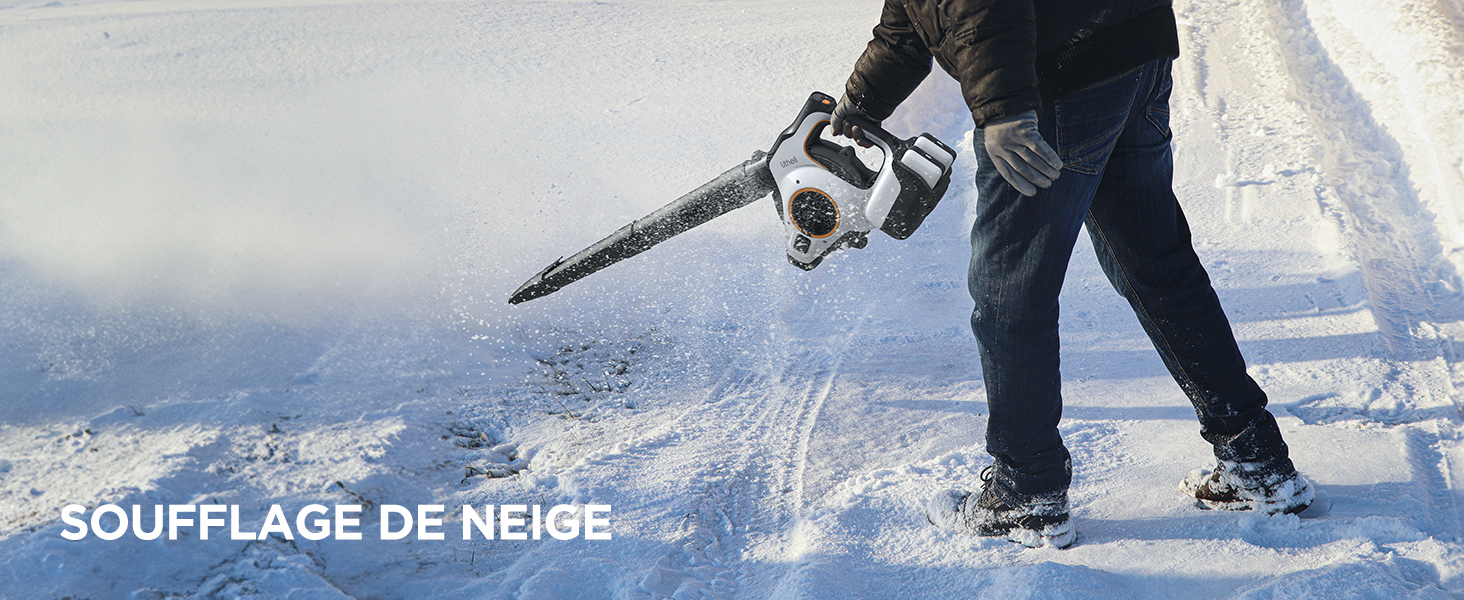 Personne utilisant une souffleuse à neige sur un sol enneigé, avec le texte « SOUFFLAGE DE NEIGE » visible.