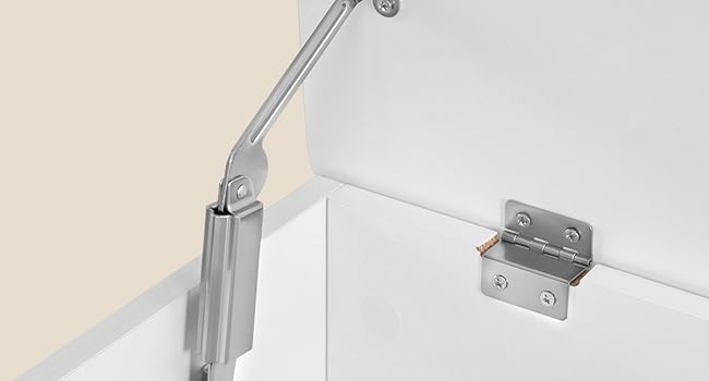 Supporto meccanico a braccio color argento installato a parete, che mostra la posizione estesa con giunti articolati.