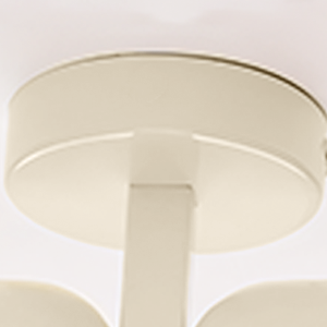 Gros plan d'un auvent circulaire blanc cassé pour un luminaire. La canopée a une surface lisse avec un bord légèrement surélevé et un point de montage central.