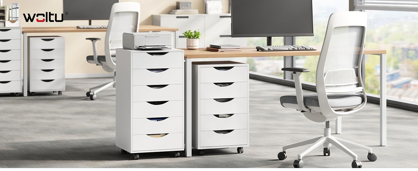 Il testo recita «WERFU». Vista dall'alto dello spazio di lavoro bianco organizzato dell'ufficio con diversi cassetti portaoggetti, accessori da scrivania e sistemi organizzativi visualizzati.