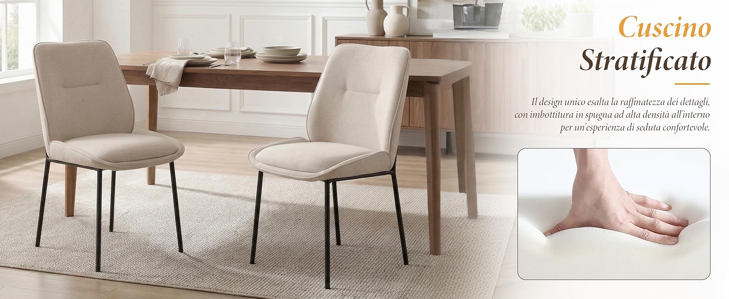 Il testo recita «Cuscino Stratificato». Sedie da pranzo imbottite beige e tavolino in stile contemporaneo con cuscini a strati.