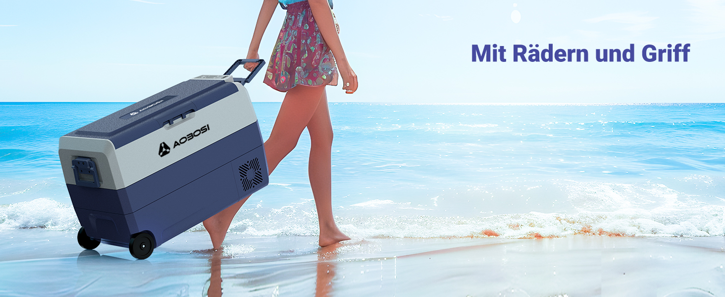 Große Kühlbox auf Rädern, die von einer Person am Strand gezogen wird. Blau-weißes Design mit Griff. Text: 'Mit Rädern und Griff' (Mit Rädern und Griff