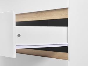 el cajón está hecho de madera y tiene un acabado blanco.