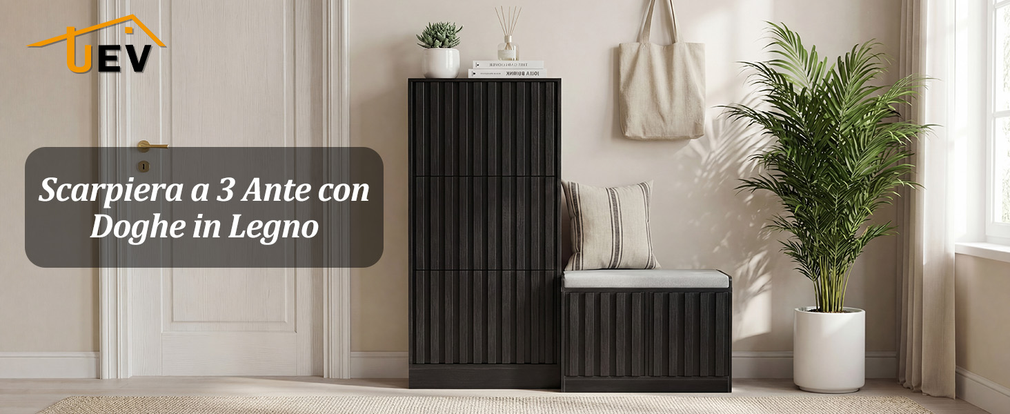 Il testo recita «EV» e «Scarpiera a 3 Ante con Doghe in Legno». Scarpiera a più scomparti in legno nero con decorazioni vegetali naturali.