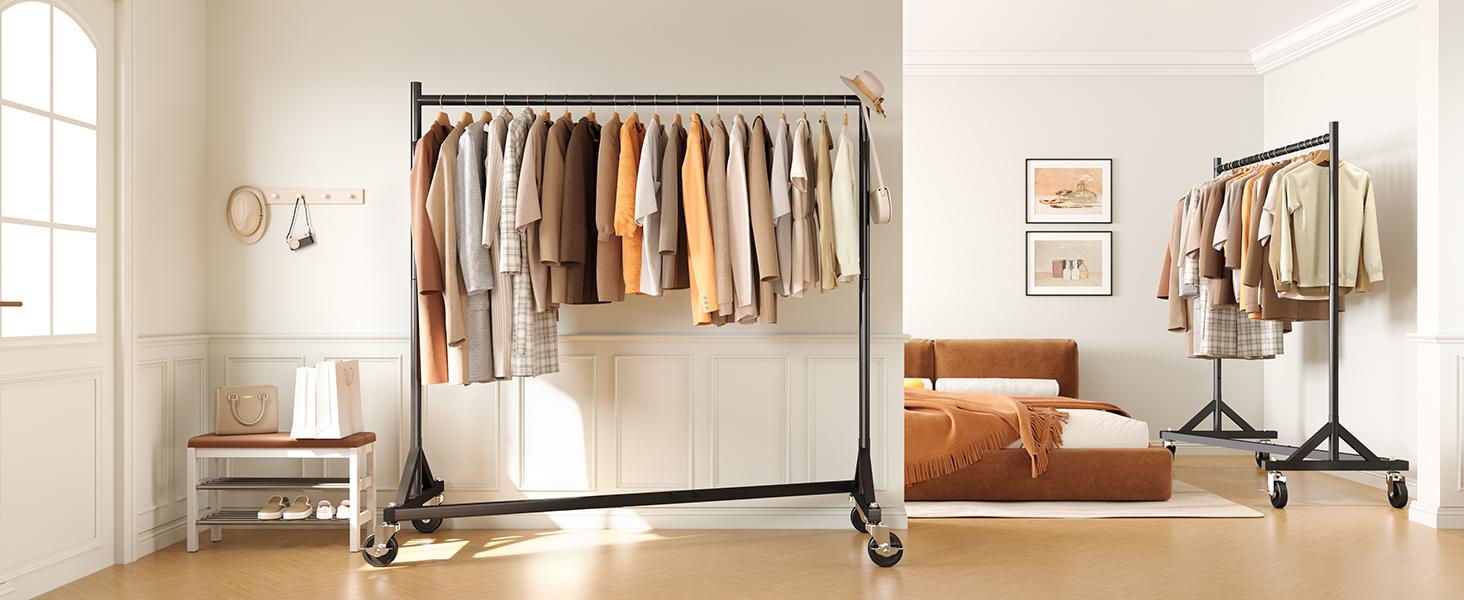 Chambre minimaliste avec des porte-vêtements industriels sur roulettes affichant des vêtements organisés. Plusieurs étagères présentées dans un espace lumineux aux tons neutres avec des illustrations.