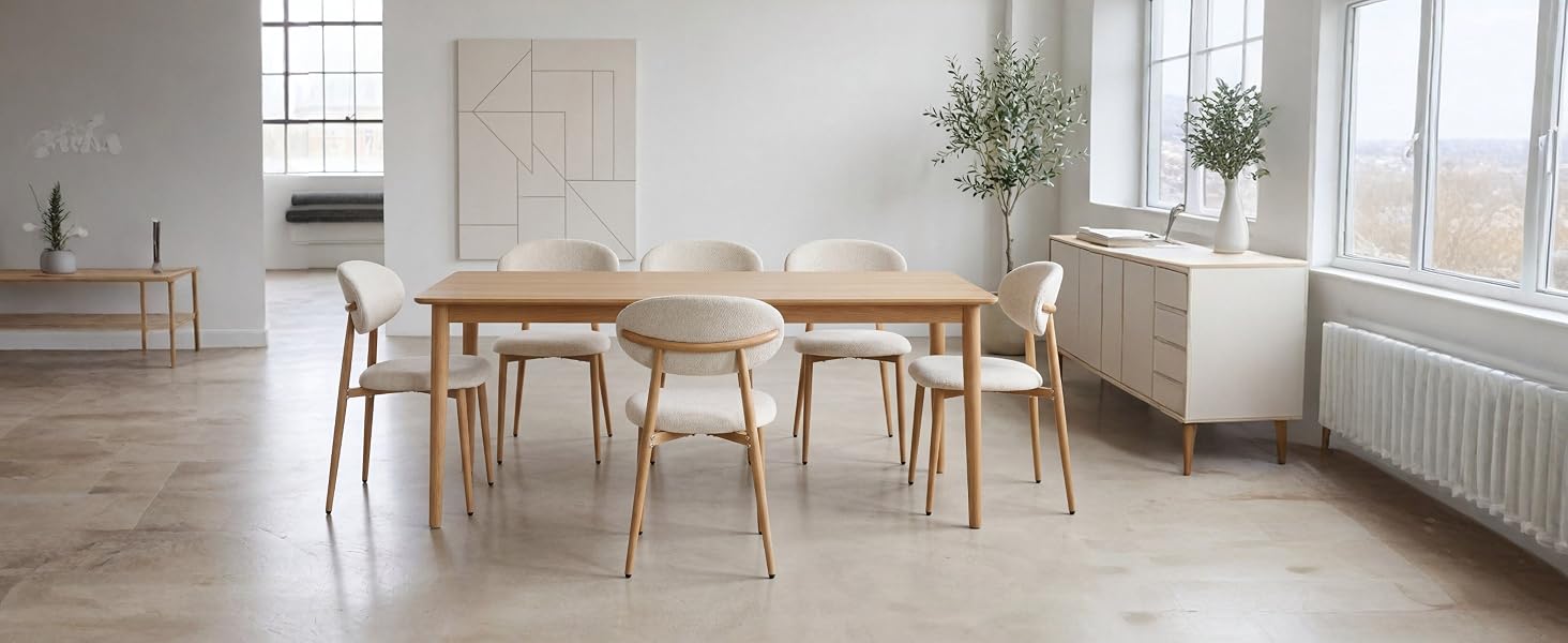 Aménagement moderne de la salle à manger en bois avec une table et des chaises en bois naturel, une toile de fond de porte blanche, des plantes en pot et un éclairage de fenêtre lumineux dans un espace intérieur contemporain.
