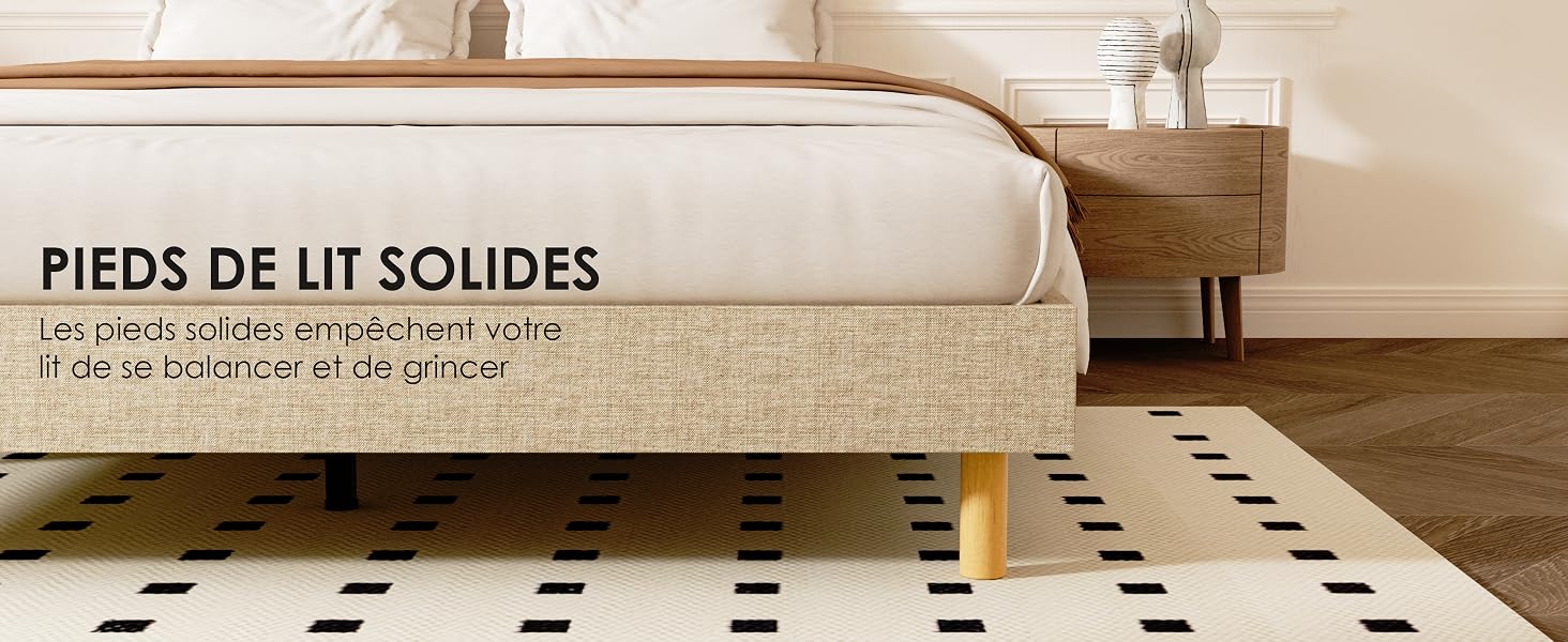 Le texte indique « PIEDS DE LIT SOLIDES ». Montre une vue du sol sur des supports de lit robustes avec un motif à carreaux noirs et blancs sous un cadre de lit en bois.