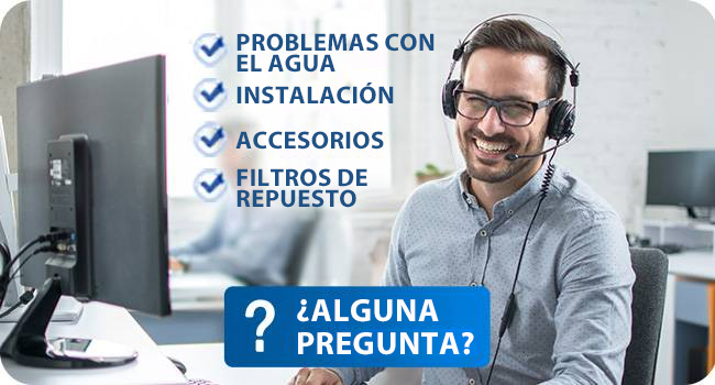 Interfaz de servicio al cliente en español que muestra las opciones del menú para problemas de agua, instalación, accesorios y filtros de reemplazo.