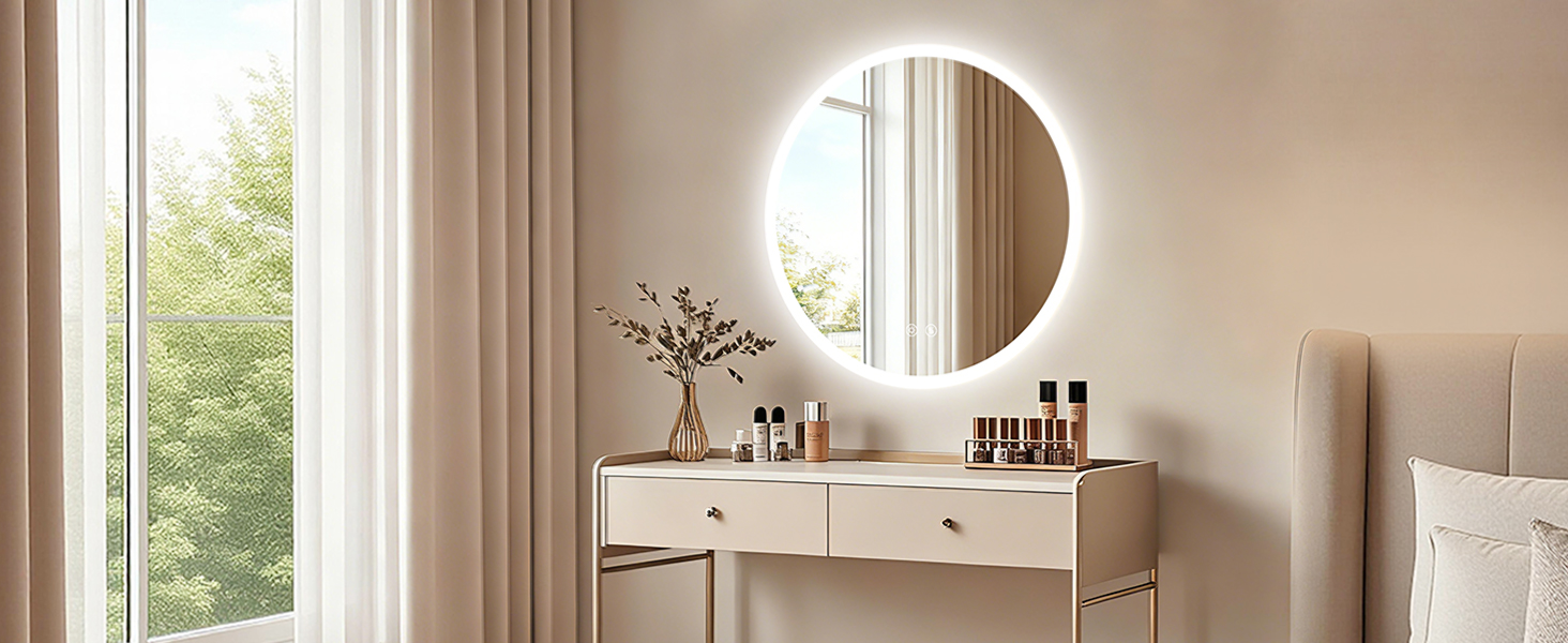 Moderno bagno interno con specchio circolare, lavabo bianco e ampie finestre con illuminazione naturale. Combinazione di colori neutri con tende beige.