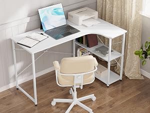 Scrivania bianca a forma di L con scaffale, allestita in un angolo dell'home office. Include un laptop, una sedia ed elementi decorativi