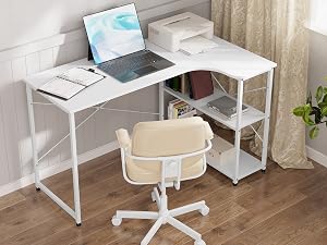 en forma de L con estantería, colocado en un rincón de la oficina en casa. Incluye una computadora portátil, una silla y elementos decorativos